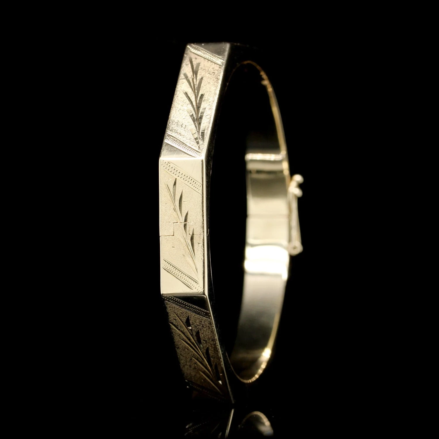 14K Yellow Gold Estate Engraved Hinged Bangle Bracelet 4 14K Yellow Gold Estate Engraved Hinged Bangle Bracelet - Image 2